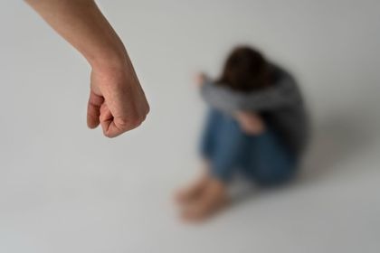 Encarcelada una madre por supuesto maltrato a su hija en Medellín: habría intentado asfixiarla y le pegaba con un cable