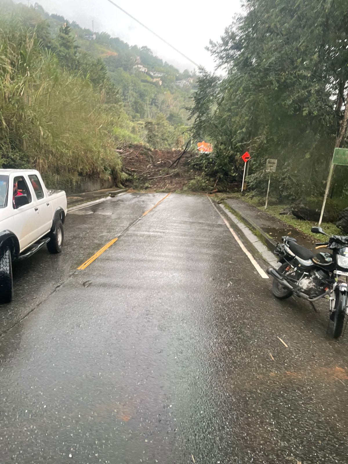 Cierre total de la vía en la loma de Los Balsos por deslizamiento: hay más de 90 reportes de emergencias en Medellín