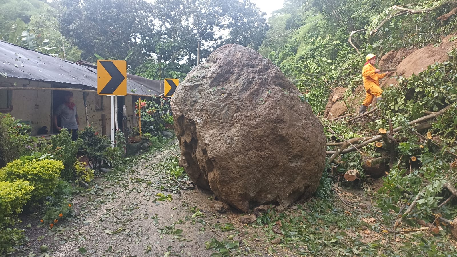 Vía entre Ciudad Bolívar y Bolombolo presenta cierre total por deslizamiento