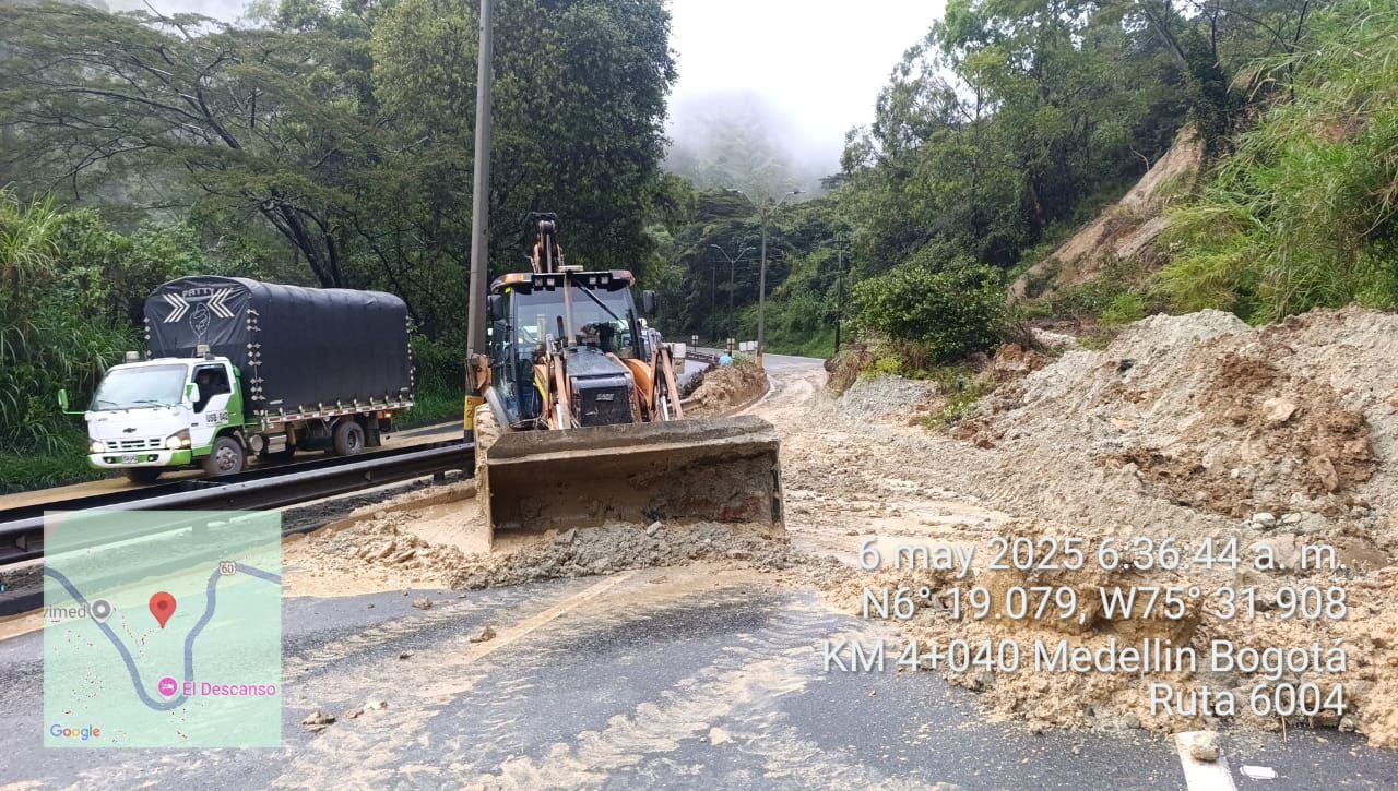 Tras caída de material, la Autopista Medellín-Bogotá está habilitada en contraflujo