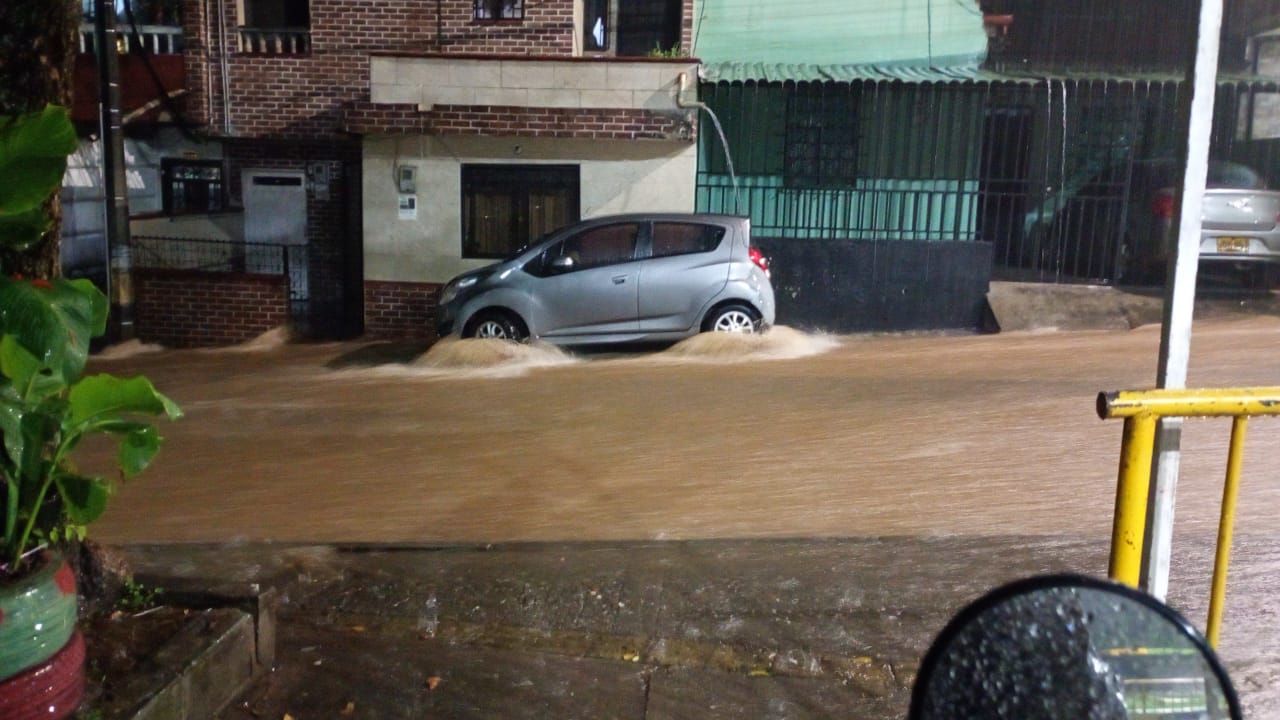 Autoridades mantienen alerta roja en Medellín por aumento del caudal en quebradas tras intensas lluvias
