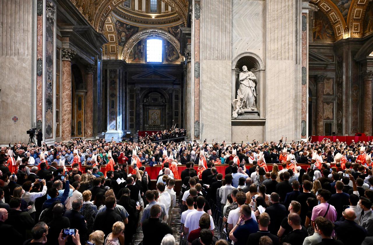 Inicia el cónclave: Iglesia católica ora por un nuevo papa en tiempos de crisis global