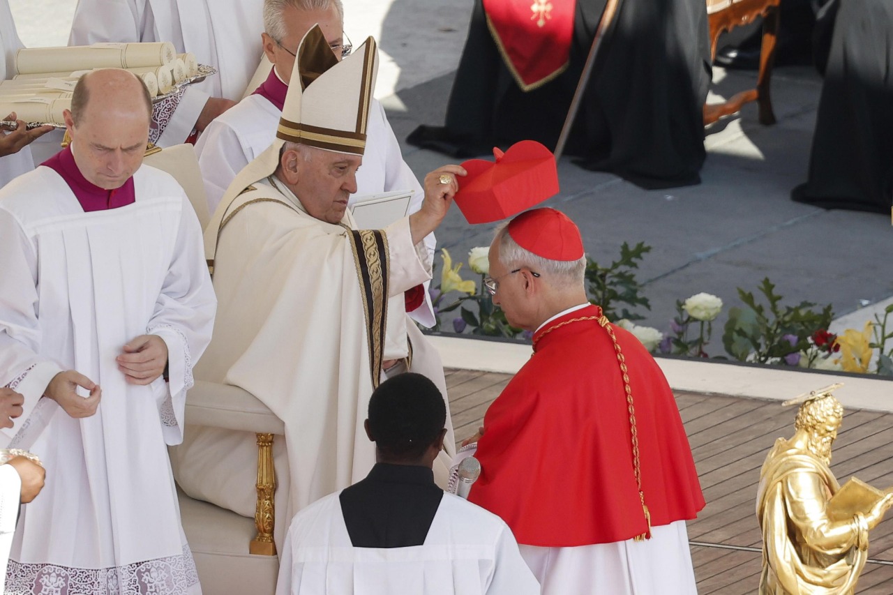 Primera aparición de León XIV contrasta con la de Francisco en 2013