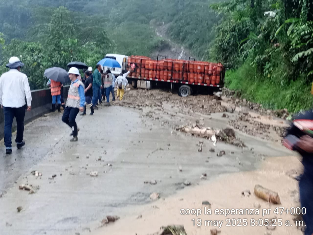 ¡Atención! Derrumbe en la vía Quibdó-Medellín habría dejado a varias personas atrapadas
