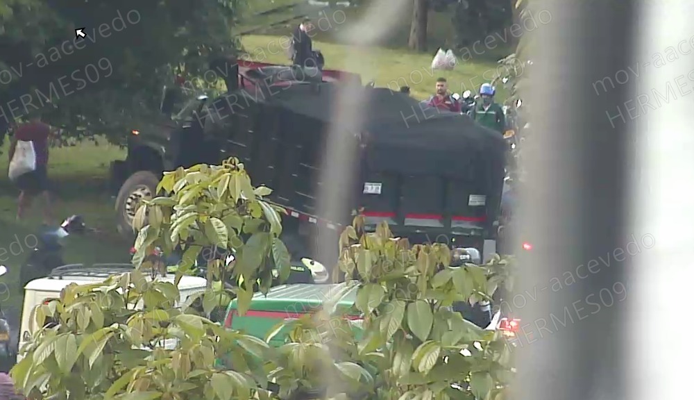 Volqueta sin frenos chocó contra varios vehículos en Medellín: un motociclista murió