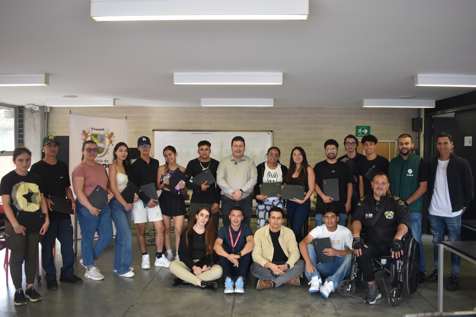 Guarne fortalece la permanencia universitaria con entrega de computadores a estudiantes