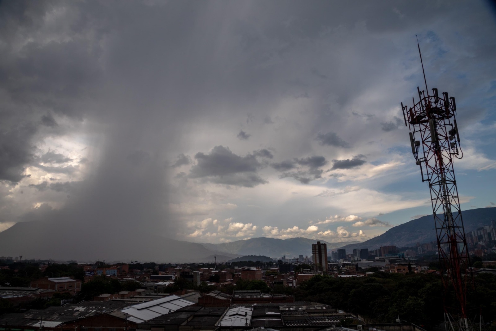 Pronostican aumento de lluvias en el Valle de Aburrá. Emergencias han dejado 10 muertos