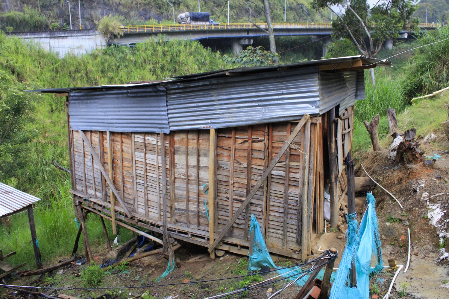 Están advertidas: identificaron 24 familias en zona de riesgo no mitigable al lado de quebrada La Iguaná en Medellín