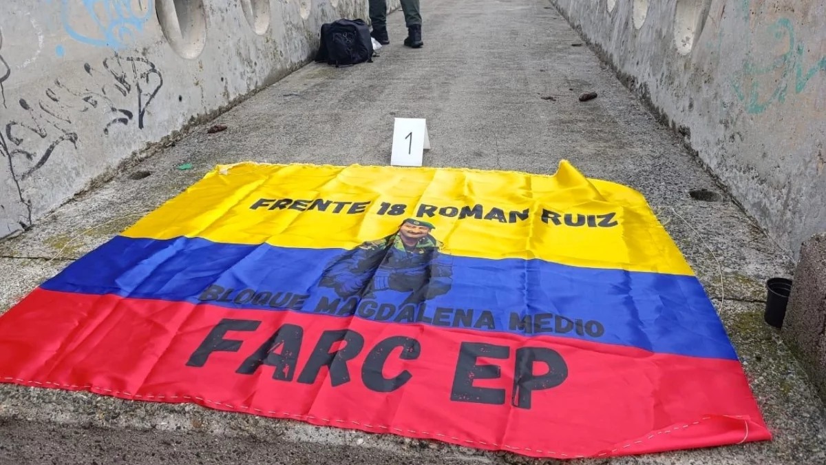 Bandera de las FARC-EP en puente peatonal de Medellín genera preocupación. Autoridades investigan