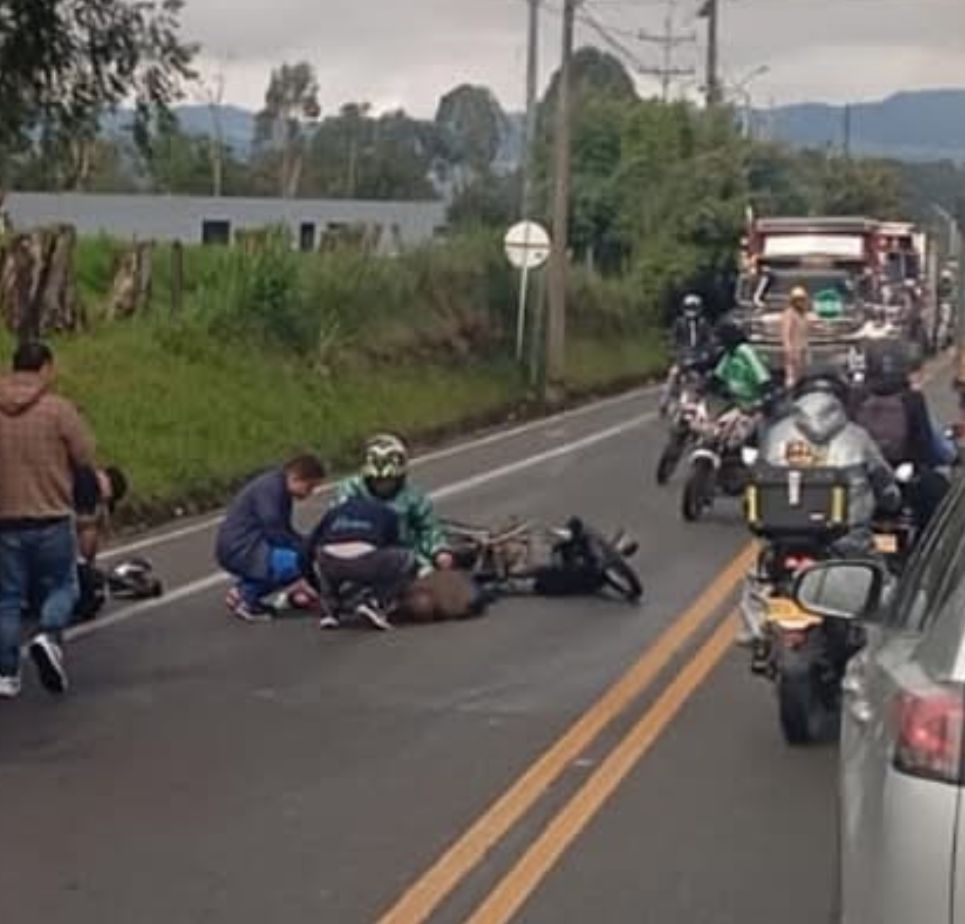 Motociclista está gravemente herido tras colisionar contra un bus en la vía La Ceja-Rionegro