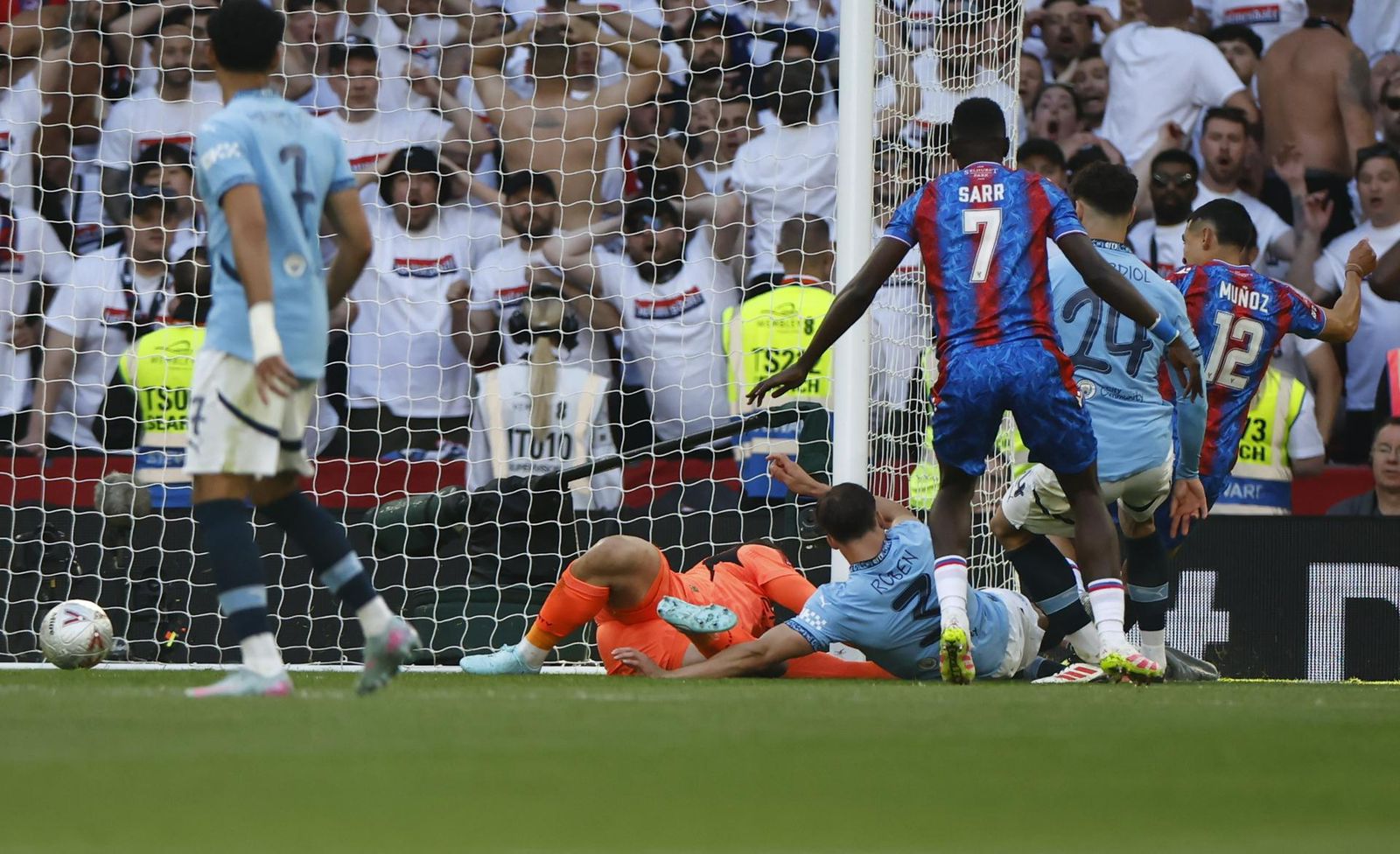 El colombiano Daniel Muñoz fue elegido como el mejor jugador de la final de FA Cup