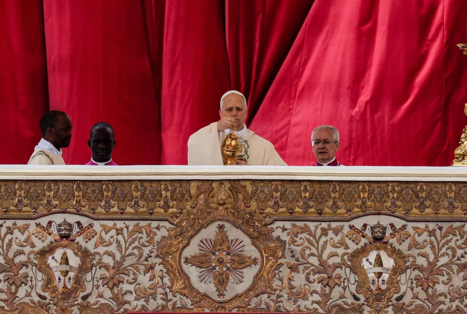 León XIV recibió conmovido el palio y el anillo del Pescador, símbolos del poder pontificio