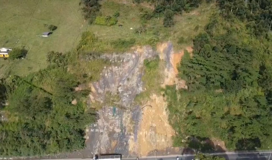 Riesgo inminente de deslizamiento en la Variante Caldas: hicieron urgente llamado para prevenir emergencias