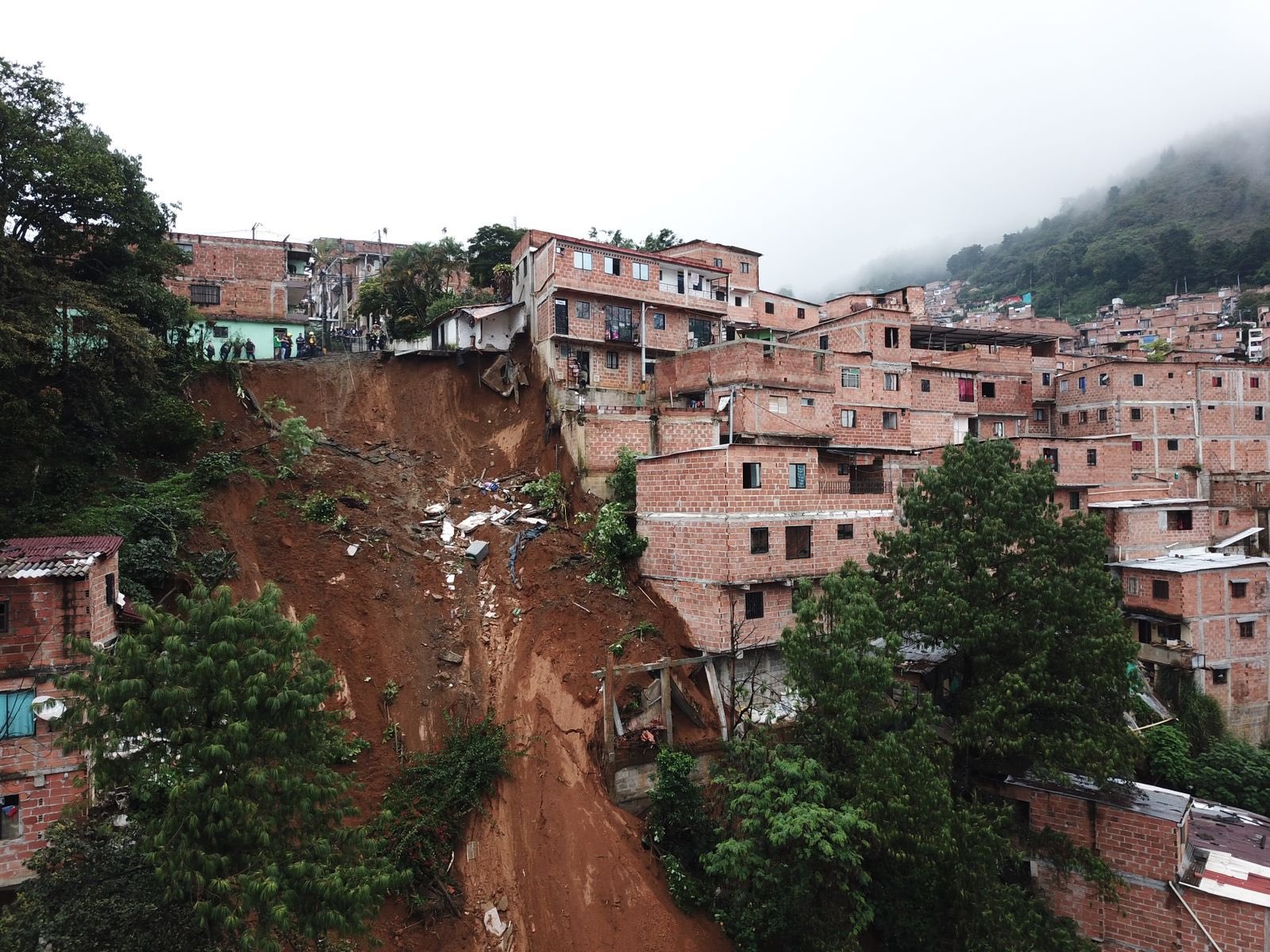 Emergencia en Villatina por deslizamiento: “Ya son 53 las viviendas evacuadas y serán más”