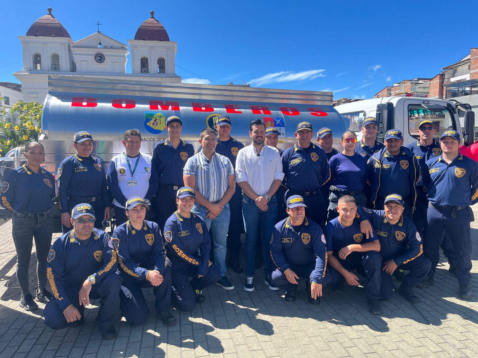 Bomberos de El Santuario recibieron vehículo cisterna para fortalecer la atención de emergencias