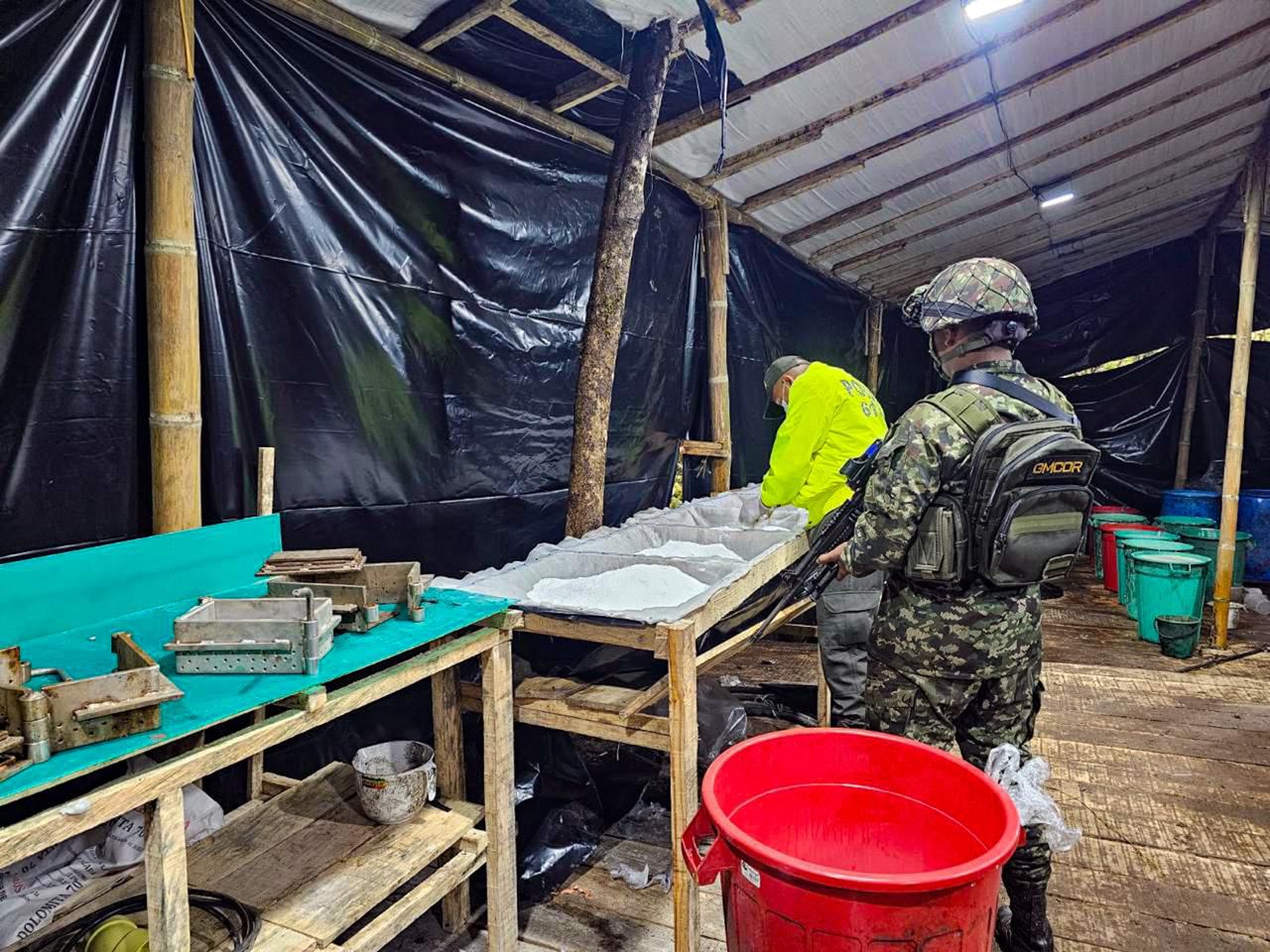 Ejército incautó más de 2.572 kilos de estupefacientes en un laboratorio del Clan del Golfo en El Peñol