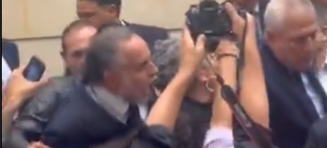 Videos: Armando Benedetti denunció fraude en la votación de la consulta popular y casi se va a los puños