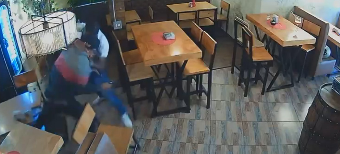 En video: un hombre fue asesinado al oponerse a un hurto en un restaurante de Medellín