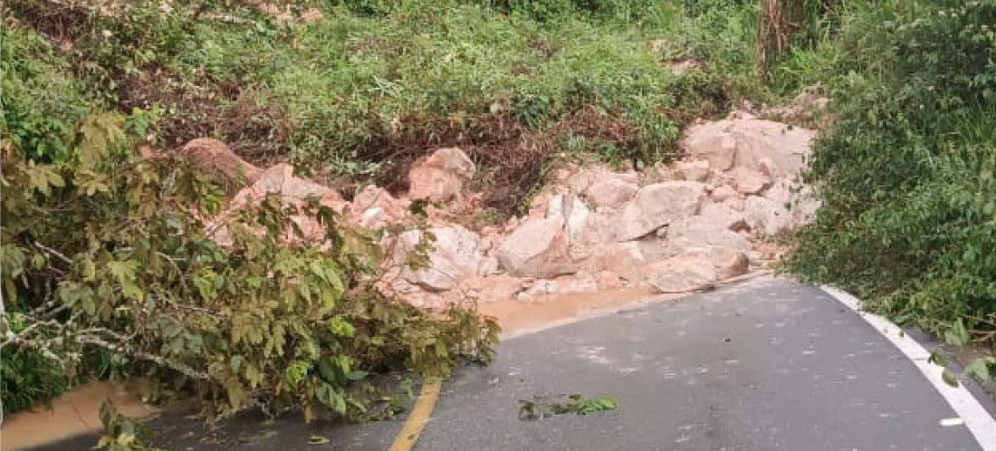 Gran derrumbe mantiene cerrada la vía entre Granada y San Carlos: enviaron maquinaria amarilla
