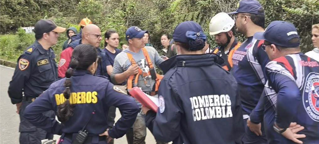 Complejas labores de rescate tras caída de volqueta a río entre San Vicente y Concepción. Siete buzos intentan acceder