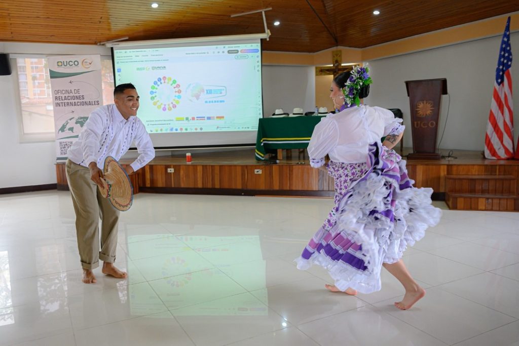 Guarne conectando con el mundoNuestro alcalde @maogrisalesg participo en el XXIII Foro Internacional de Desarrollo Sostenible en la Universidad Catolica de Oriente junto a delegaciones de Bolivia Co 10