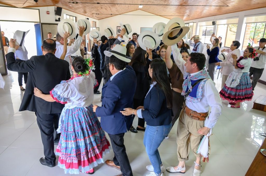 Guarne conectando con el mundoNuestro alcalde @maogrisalesg participo en el XXIII Foro Internacional de Desarrollo Sostenible en la Universidad Catolica de Oriente junto a delegaciones de Bolivia Co 12