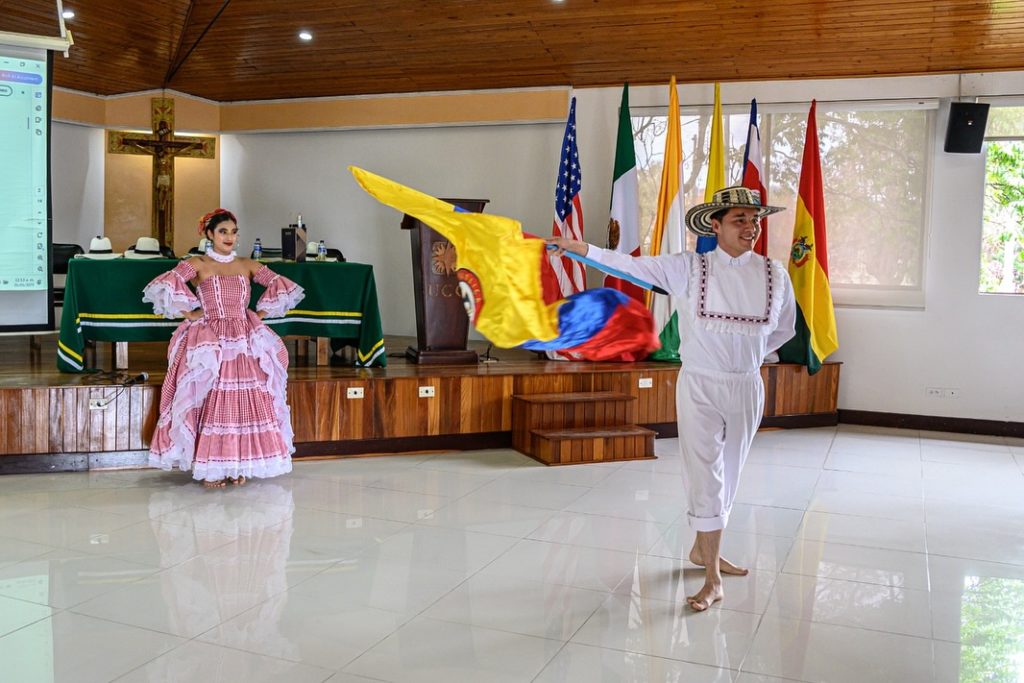 Guarne conectando con el mundoNuestro alcalde @maogrisalesg participo en el XXIII Foro Internacional de Desarrollo Sostenible en la Universidad Catolica de Oriente junto a delegaciones de Bolivia Cos 9