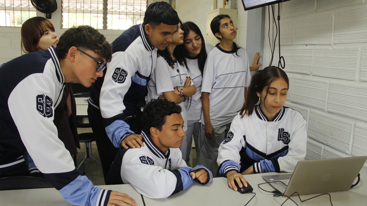 Estudiantes de Antioquia identifican 12 posibles asteroides en campaña internacional liderada por la NASA