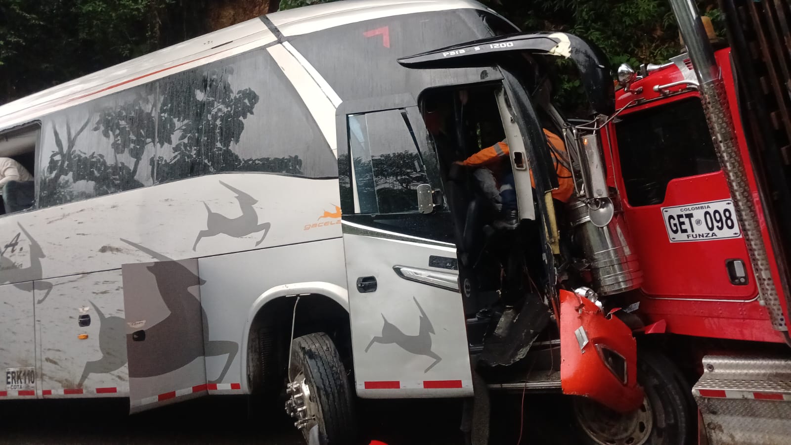 Una tractomula chocó contra un bus interdepartamental en San Luis. Hay varios heridos