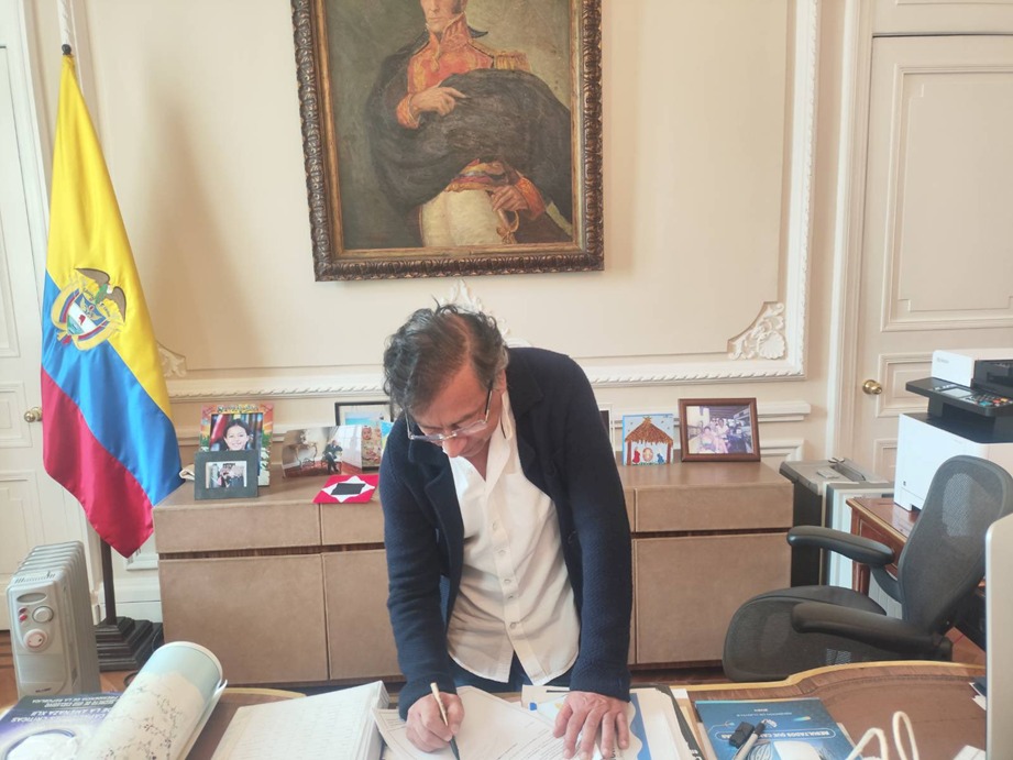 El presidente Gustavo Petro firmó el decreto que convoca a la consulta popular: puso una condición para derogarlo