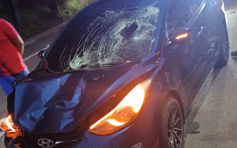 Tragedia en la autopista: peatón murió atropellado cerca de un puente peatonal; dos personas más resultaron heridas