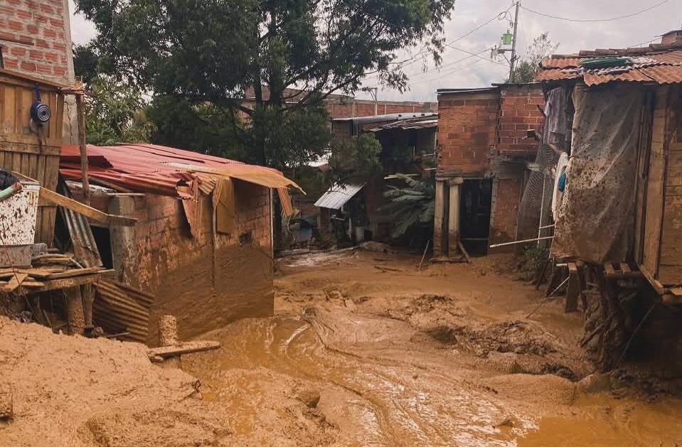 Por riesgo de colapso tuvieron que evacuar la zona de la tragedia en Bello