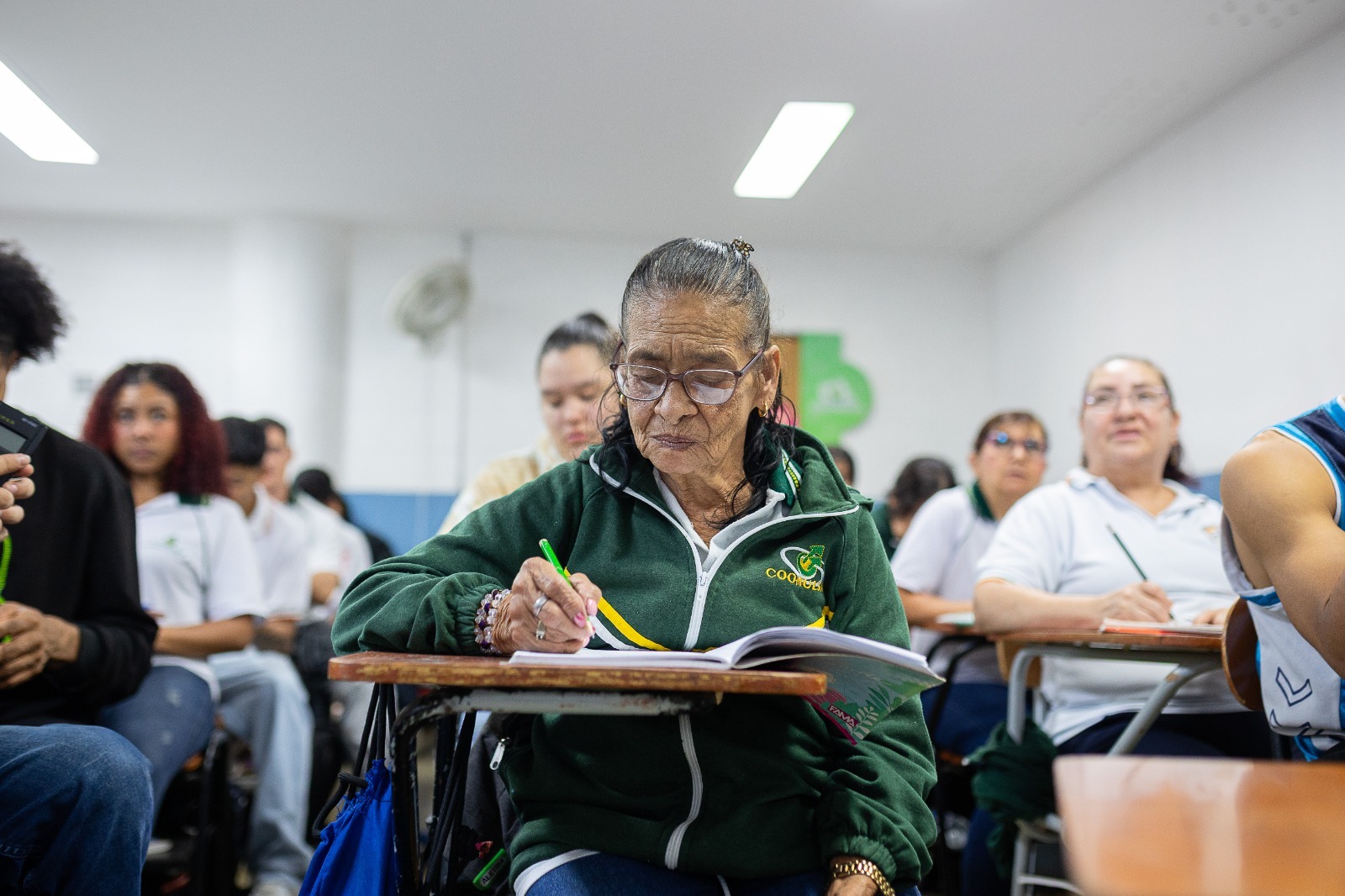 Más de 2 700 mujeres adultas se han inscrito para terminar sus estudios en Medellín. Hay cupos disponibles