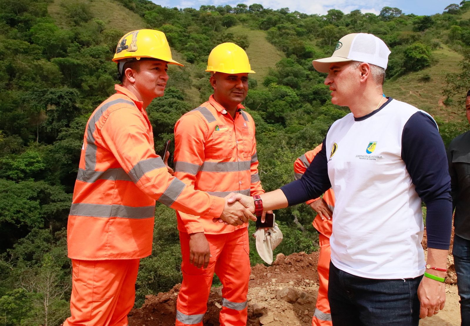 Gobernador recorrió las obras de la Nueva Vía al Mar en Santa Fe de Antioquia