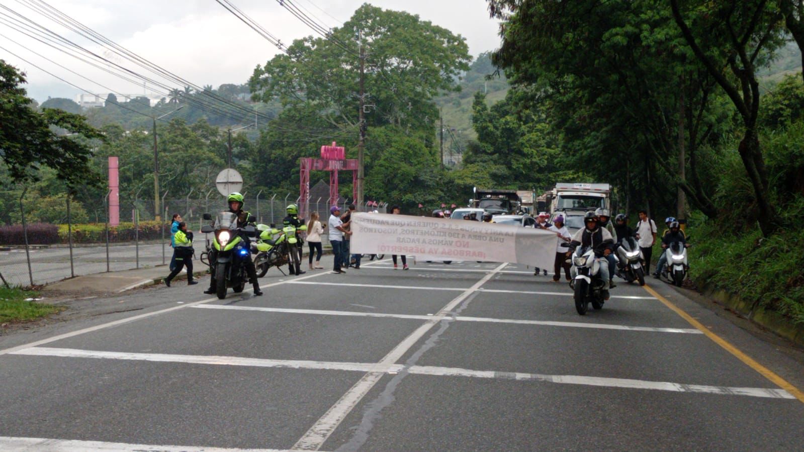 Gobernador de Antioquia rechazó el bloqueo en la vía que comunica a Medellín con la Costa Atlántica