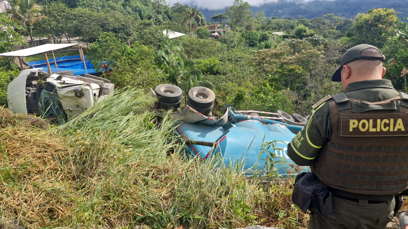 Tractocamión se volcó en la autopista Medellín-Bogotá, en Cocorná