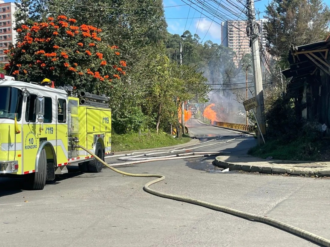 Inician obras para reforzar el puente de la Fiscalía en Rionegro tras explosión. ¿Cuándo será reabierto?