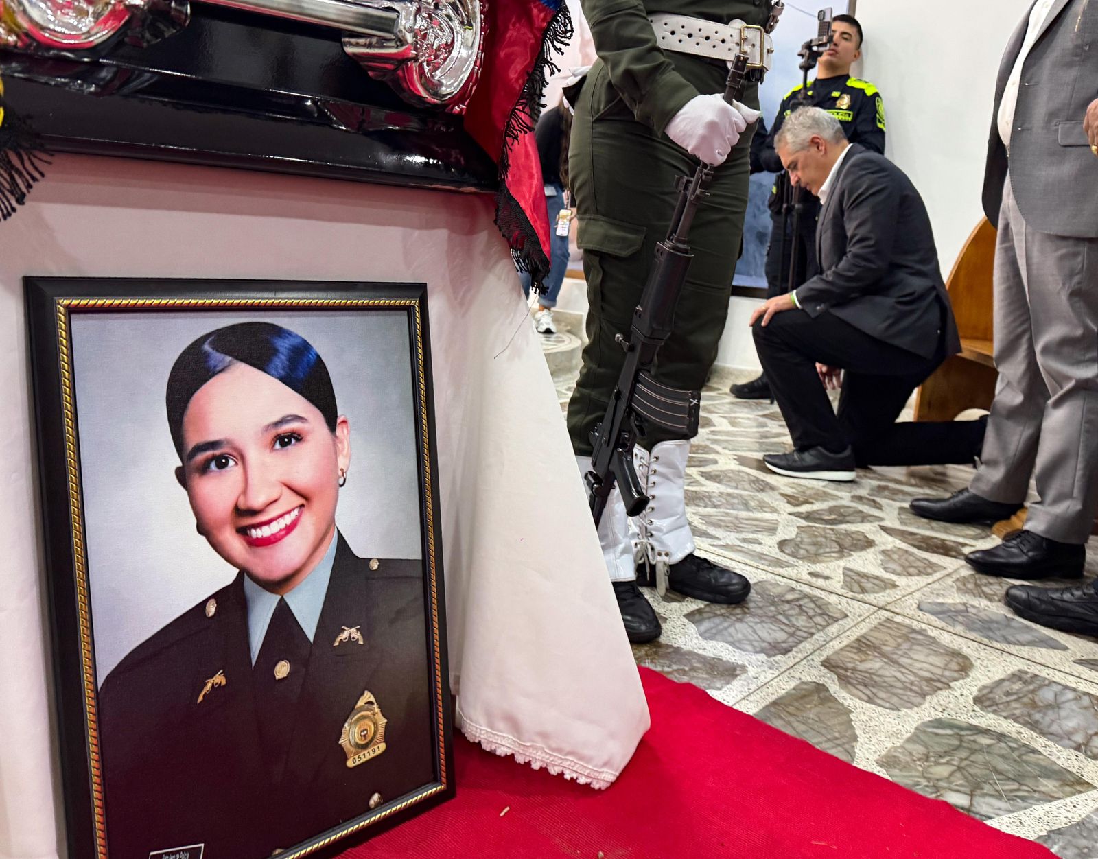 Gobernador de Antioquia participó en el homenaje a la patrullera asesinada en Valdivia