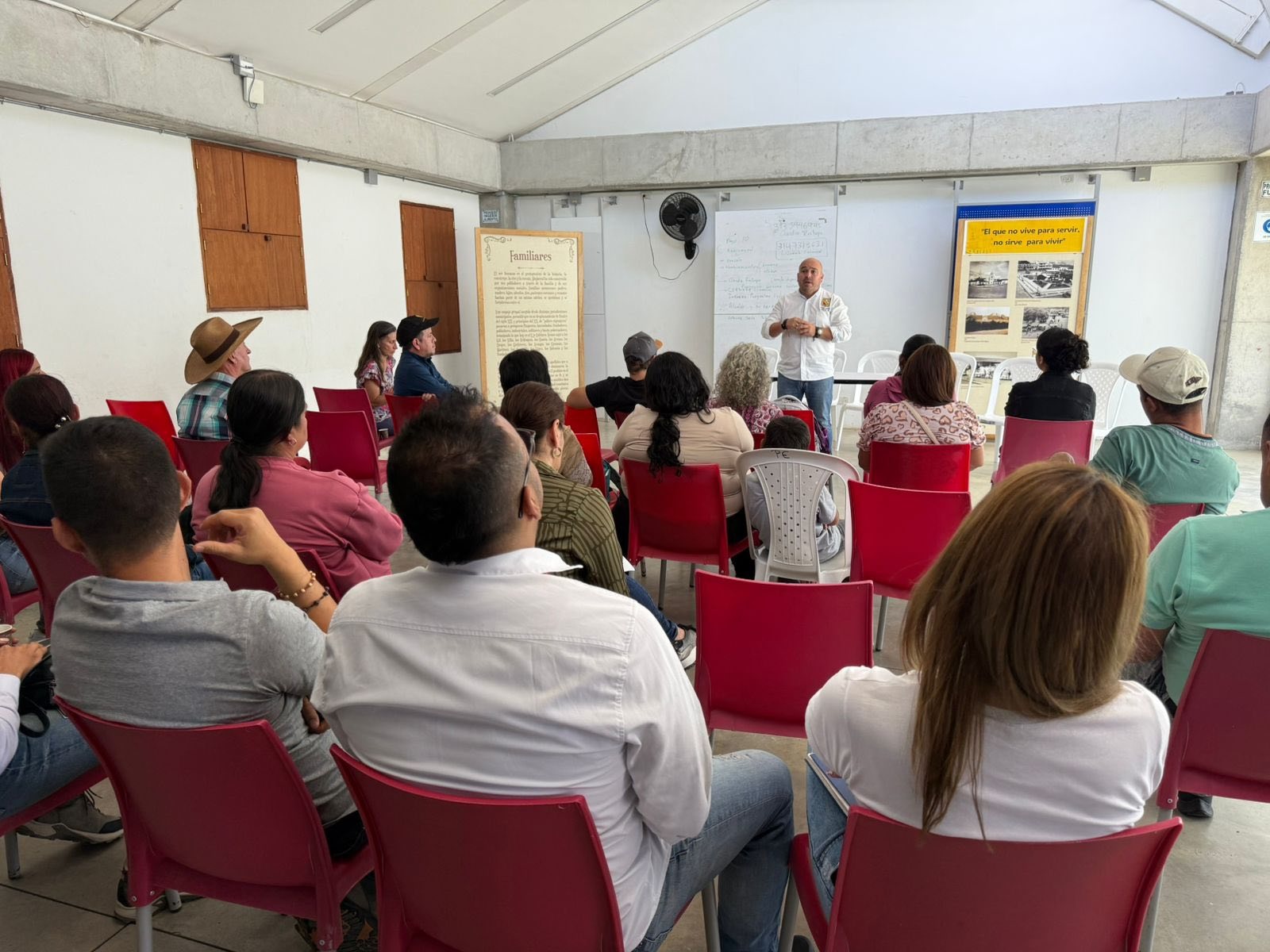Alcaldía de Abejorral ha firmado 13 convenios solidarios con las JAC para obras de mantenimiento de vías