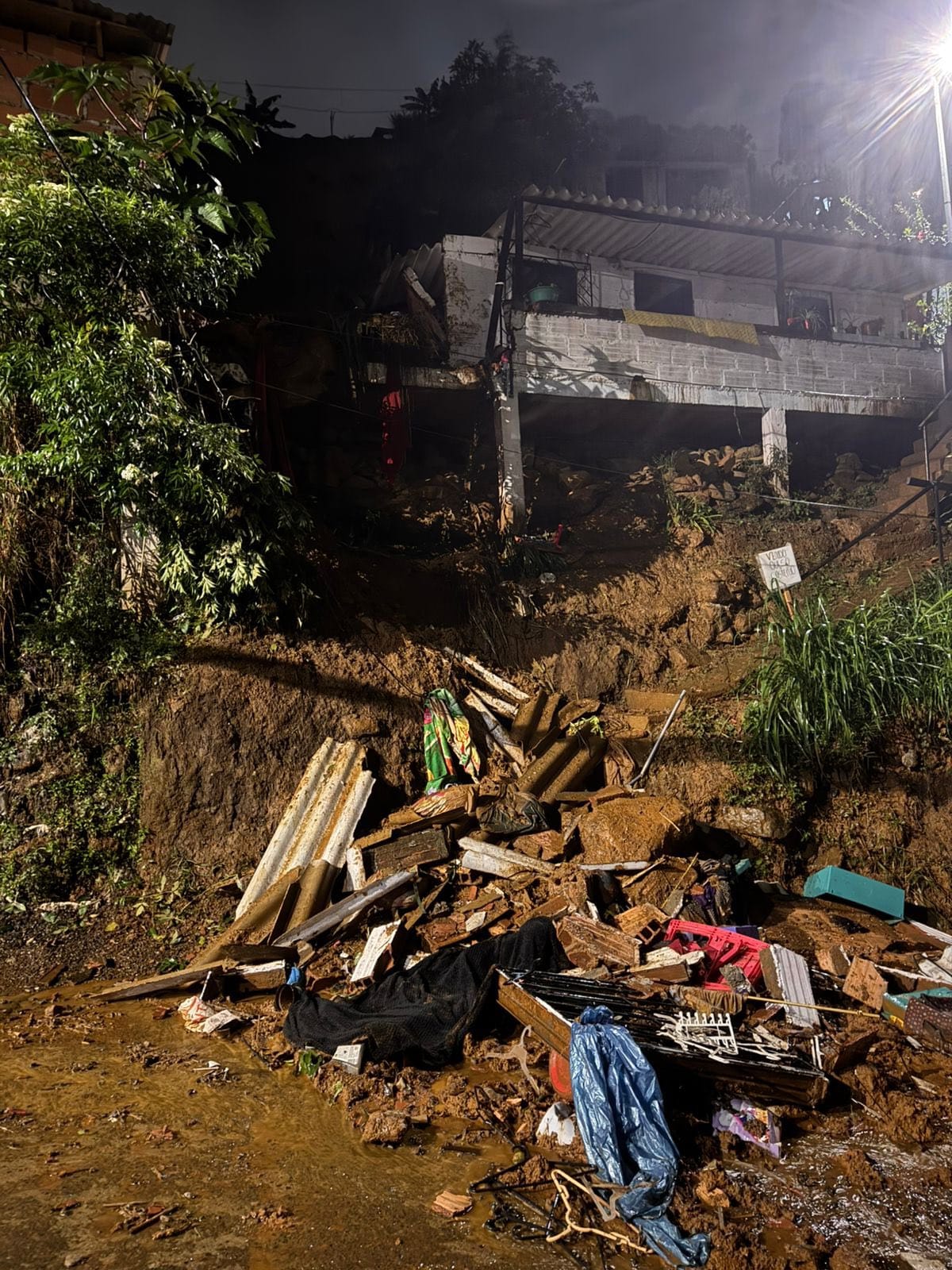 Tragedia en Manrique: derrumbe dejó dos muertos, una mujer y un bebé