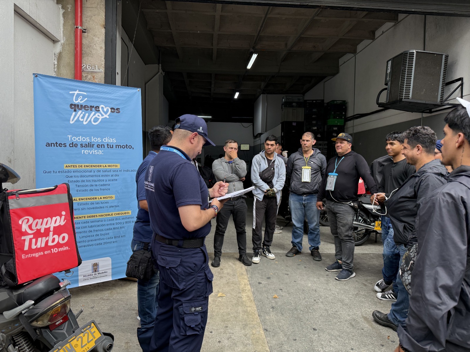 ”Te queremos vivo”: La campaña con la que los domiciliarios aprenden de seguridad vial