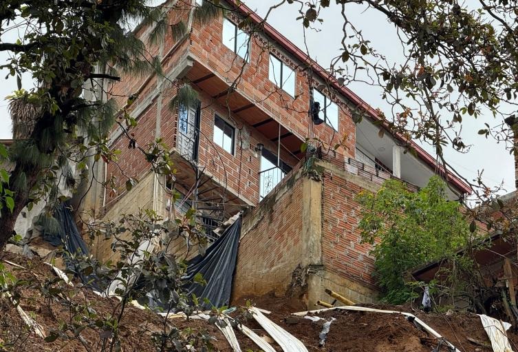 Por riesgo geológico, inician desalojo y demolición de viviendas en Villatina, Medellín