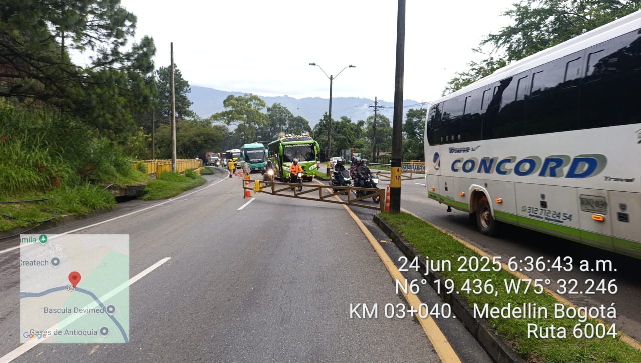 Lluvias generan afectaciones en la Autopista Medellín–Bogotá: varios puntos con derrumbes y paso restringido
