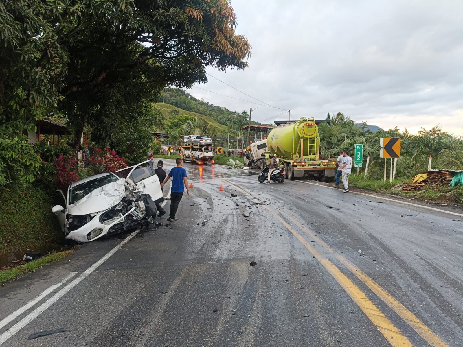 Aparatoso accidente entre camión y carro particular en la Autopista Medellín-Bogotá