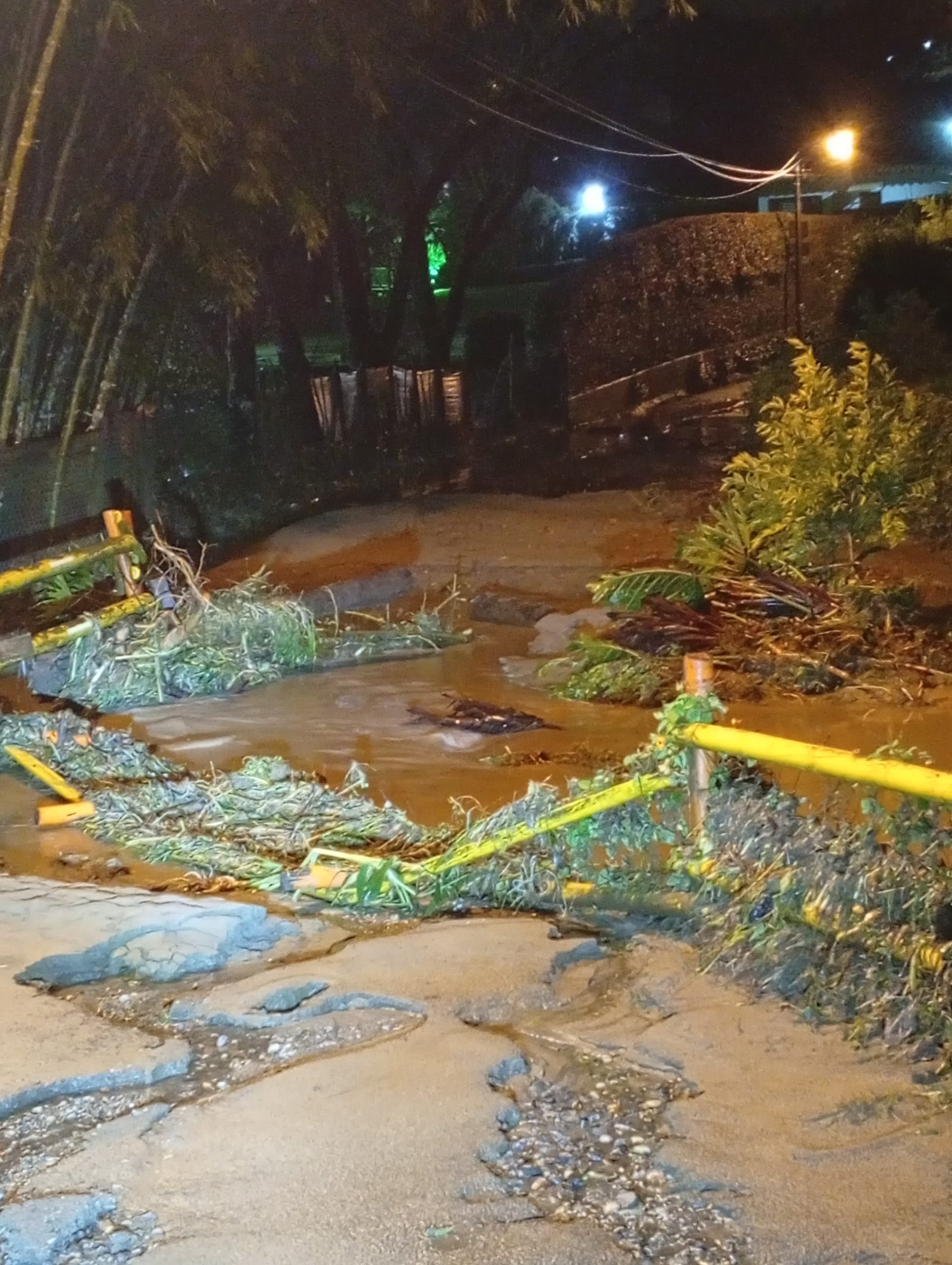 Más de 10 emergencias atienden los organismos de socorro de El Carmen tras fuertes lluvias