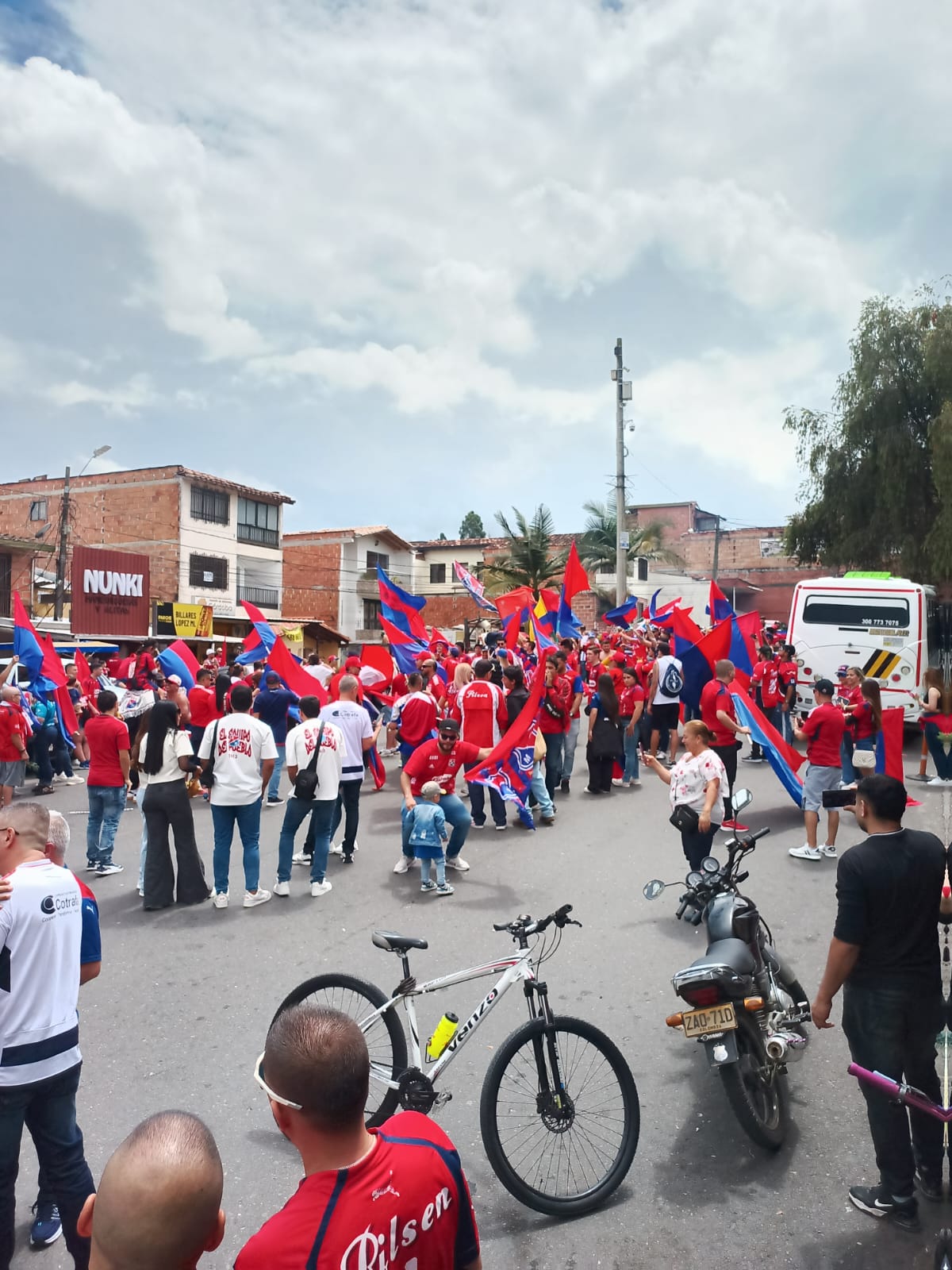 Fiesta roja en el Oriente previo a la final de esta noche entre el DIM y Santa Fe