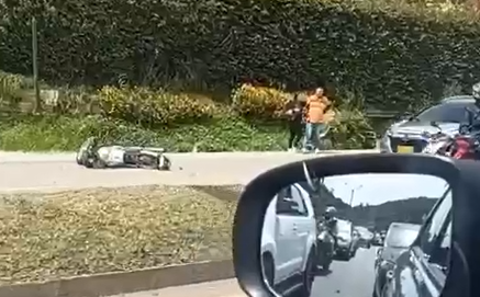 Motociclista falleció tras chocar con separador y ser atropellado por bus en autopista Bogotá-Medellín