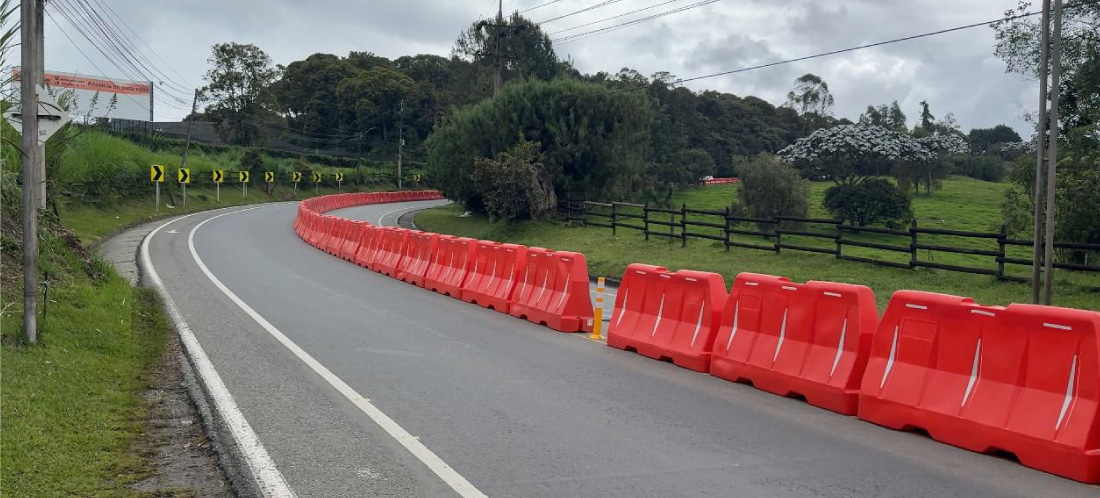 Alcaldía de Rionegro y Devimed instalaron separadores en la vía a La Ceja para contrarrestar imprudencias