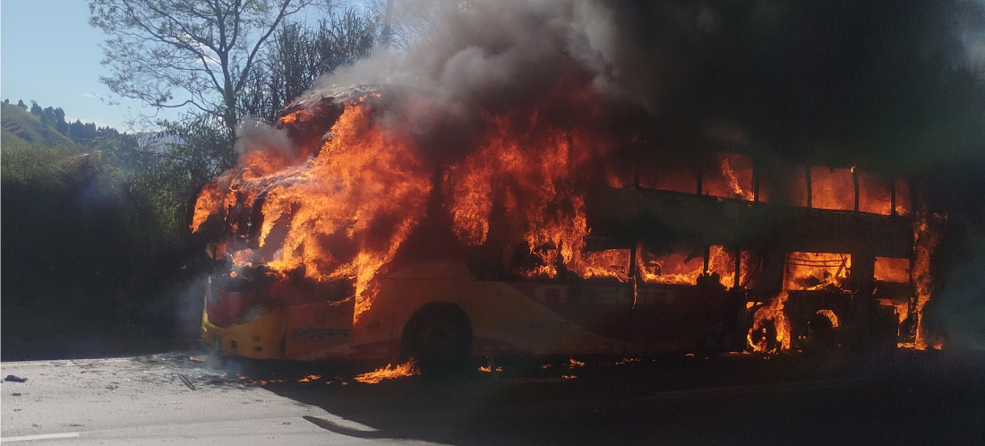 Un bus se incendió en la autopista Medellín-Bogotá: impresionantes imágenes