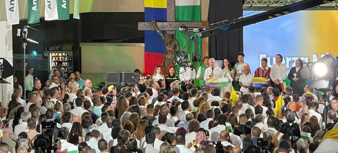Cientos de antioqueños “encendieron una luz” por Miguel Uribe en La Alpujarra